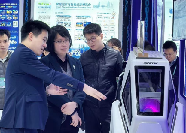 宁波经信局副局长屠炯莅临beat365在线唯一官网科技展台.png width=