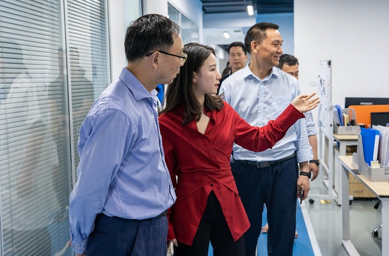 王经理带领叶局长一行参观beat365在线唯一官网科技